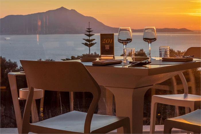 Dove cenare a Napoli al tramonto: il ristorante con la vista più bella