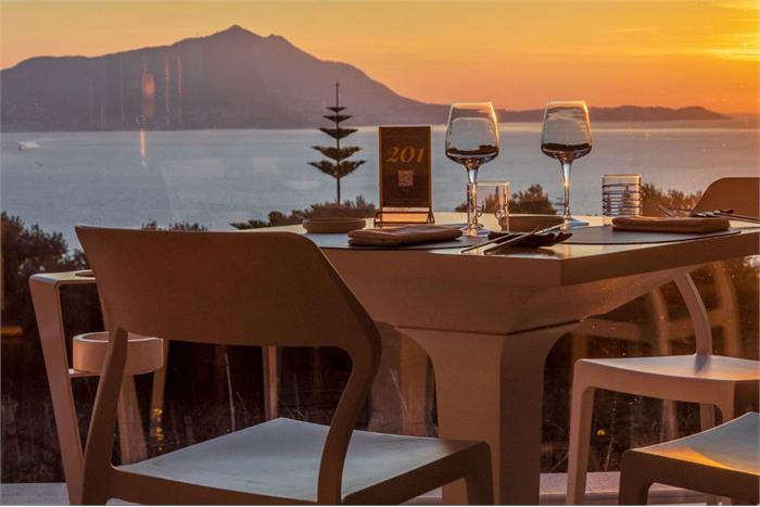 Dove cenare a Napoli al tramonto: il ristorante con la vista più bella